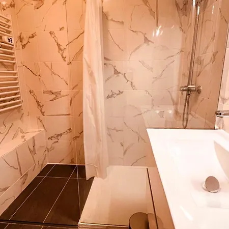 Appartement Spacieux Avec Terrasse, A 150m De La