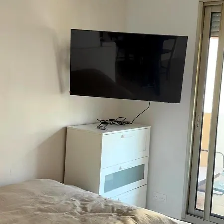Appartement Spacieux Avec Terrasse, A 150m De La